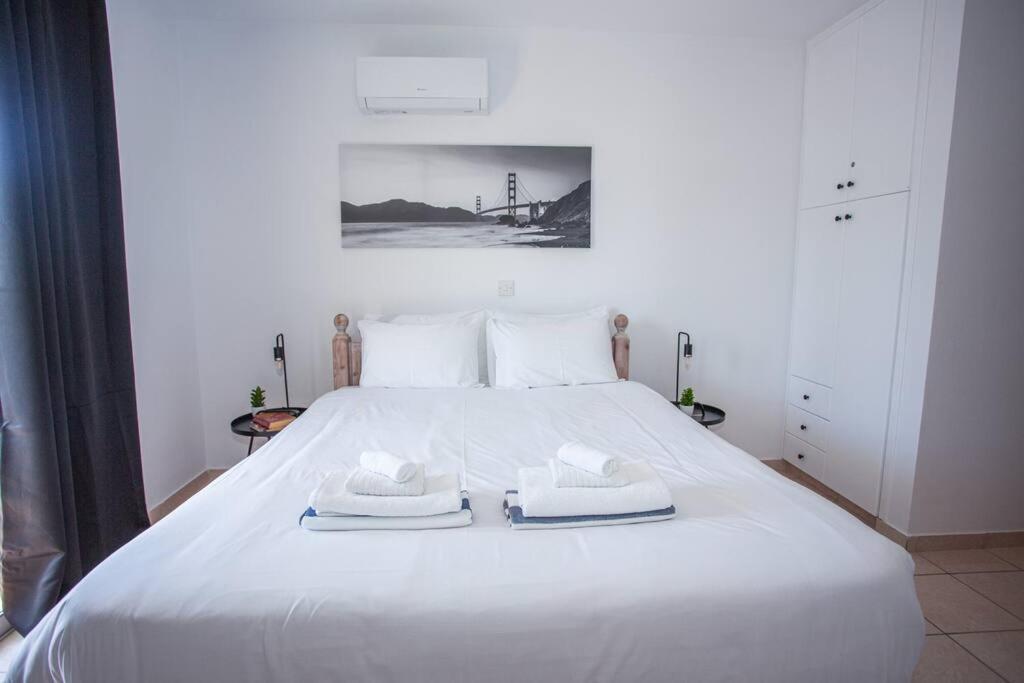 Estea - Olympia's Skyview Townhouse With A Pool Holiday home *